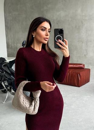 Вʼязана жіноча сукня міді