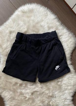 Спортивные шорты