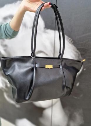 Сумка жіноча шкіряна чорна з високими ручками .