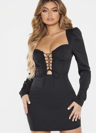 Черное платье на шнуровке prettylittlething