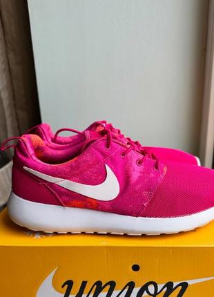 Кросівки nike, жіночі кросівки nike, рожеві кросівки nike, nike roshe