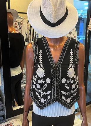 Колоритный жилет с вышивкой, украинская жилетка вышиванка, этатно накидка с вышивкой