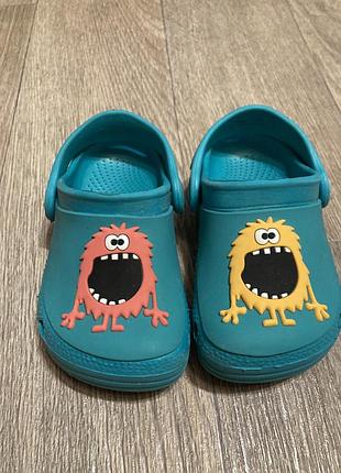 Шлепанцы в виде crocs