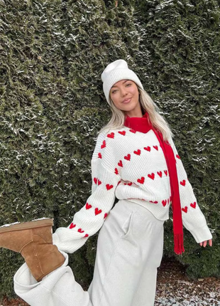 Свитер белый в сердечки, вязаный свитшот