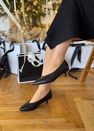 Туфли на небольшом каблуке женские кожаные черного цвета