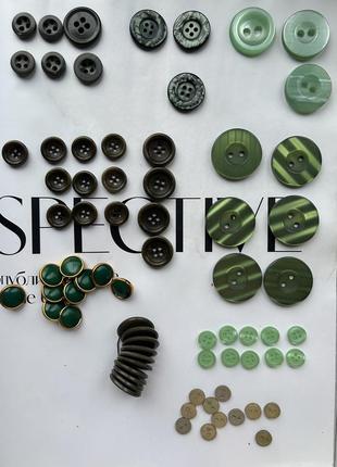 Набор зеленых пуговиц пластик