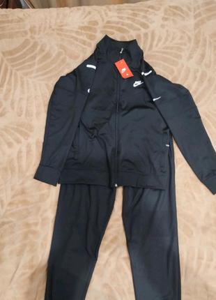 Продам мужской костюм nike.