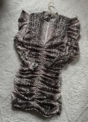 Платье у змеиный принт