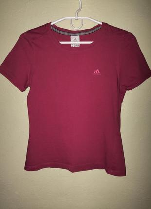 Красная футболка adidas женская