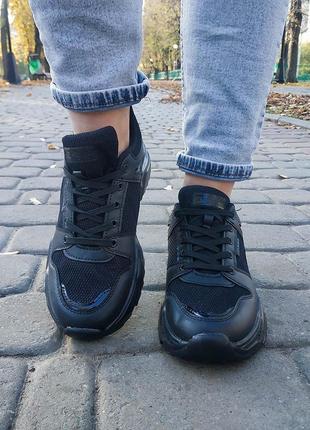 Легенькие удобные полностью черные женские кроссовки5 фото