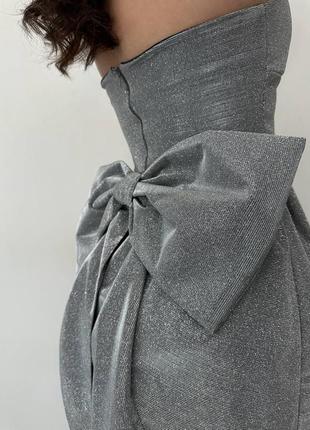 Сияющее короткое вечернее платье со съемным бантом без рукавов2 фото