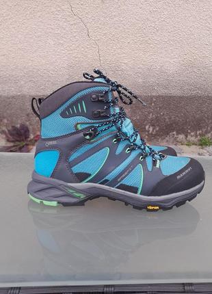 Треккинговые ботинки фирмы mamyut.на мембрами gore-tex
размер 40 длина стельки 25 см
состояние хорошее
отсутствие стелек