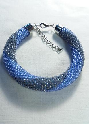 Браслет женский голубо-адюжно серый плетеный крючком из чешского бисера.