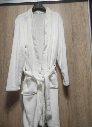 Классный халатик молочного цвета без капюшона