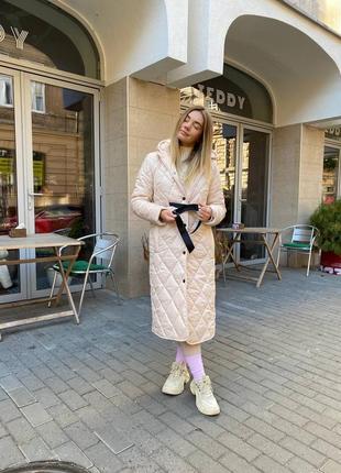 Пальто стеганое с поясом с капюшоном на кнопках