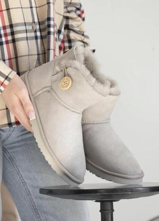 Bailey button light grey mini 3