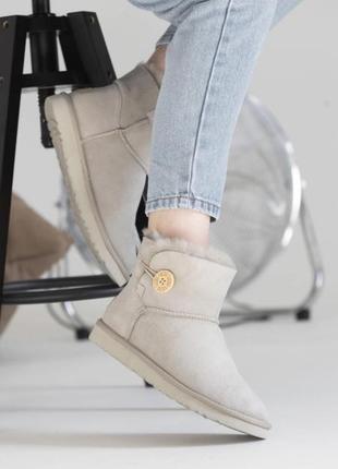 Bailey button light grey mini 5