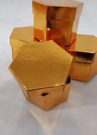 Коробка подарункова, картонна, золотого кольору шестигранна,висота 6 див.