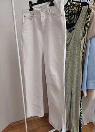 Белые базовые женские джинсы зара с разрезами zara
