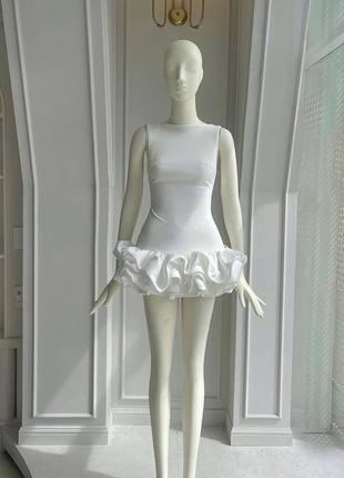 Платье мини нарядное с пышным низом с рюшами короткая без рукавов обтягивающая шелковая с воланами атласная красная черная2 фото