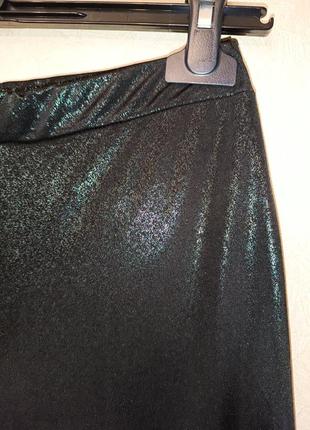 Блестящие брюки палаццо чёрные широкие штаны с зелёным блеском
