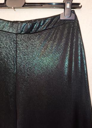 Блестящие брюки палаццо чёрные широкие штаны с зелёным блеском