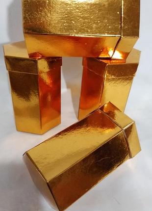 Коробка подарункова, картонна, золотого кольору шестигранна,висота 12 див.