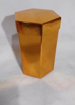 Коробка подарункова, картонна, золотого кольору шестигранна,висота 12 див.2 фото