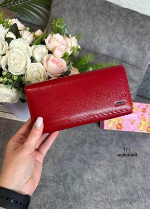 Стильный женский кошелек из натуральной кожи красный