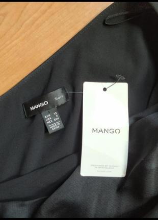 Черное  однотонное платье на одно плечо mango