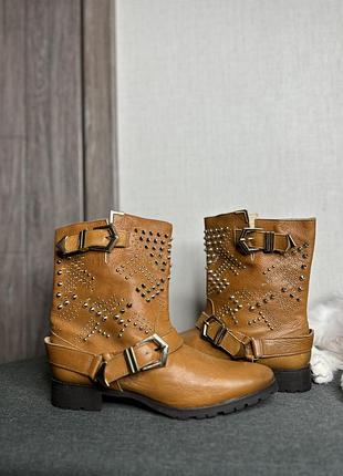 Шикарные ботинки с шипами