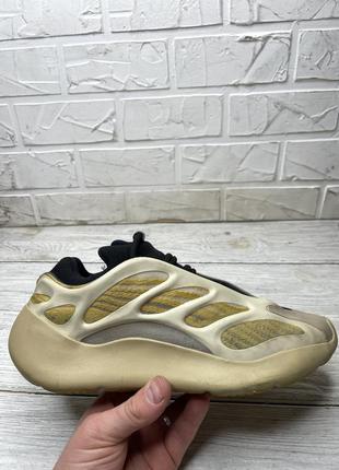 Крутые кроссовки adidas yeezy 700 v3