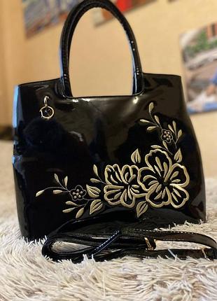 Новая женская сумка лаковая эко кожа с вышивкой