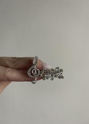 Металлическая брошь нотное состояние