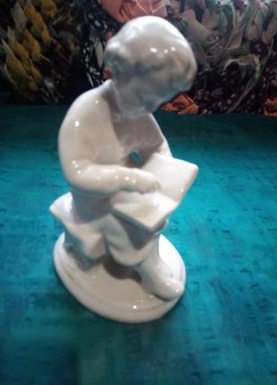 Порцелянова статуетка хлопчик з книгою. минуле століття