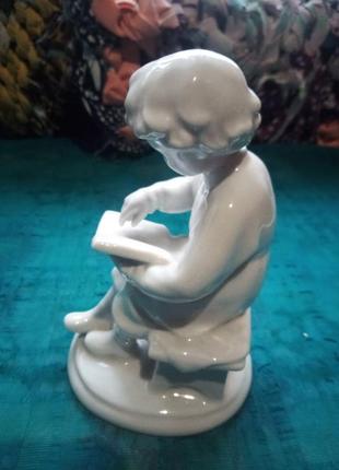 Порцелянова статуетка хлопчик з книгою. минуле століття