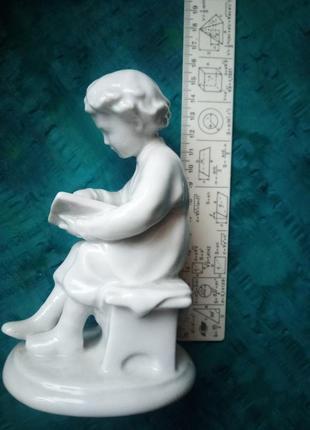 Порцелянова статуетка хлопчик з книгою. минуле століття