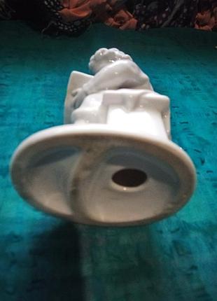 Порцелянова статуетка хлопчик з книгою. минуле століття