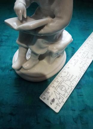 Порцелянова статуетка хлопчик з книгою. минуле століття