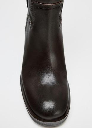Шкіряні чоботи на широких підборах