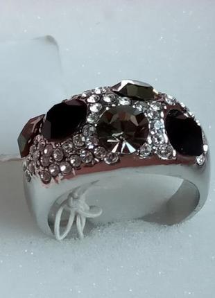 Элегантное кольцо 19 р. с инкрустацией кристаллами, италия1 фото