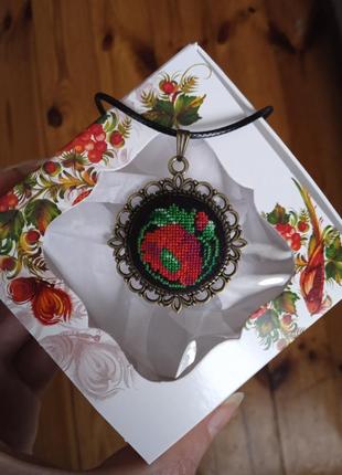 Кулон с микровышивкой