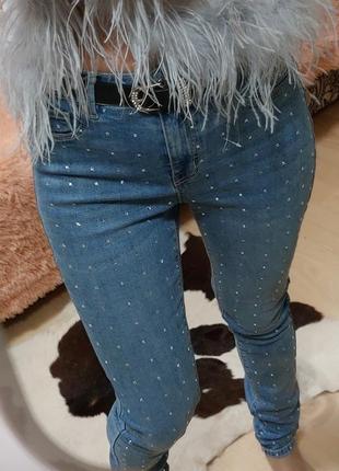 Джинсы в камнях