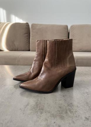 Кожаные коричневые ботильоны сапожки/сапоги на каблуке zara