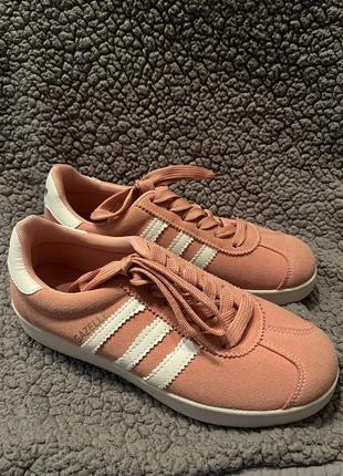 Кросівки жіночі