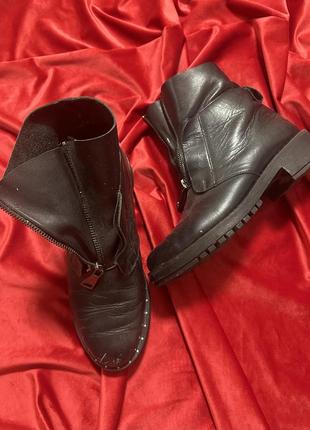 Кожаные стильные сапоги деми