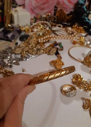 Браслет monet, текстурный позолота, резки, тяжелый, немного потертости по краю есть не заметная