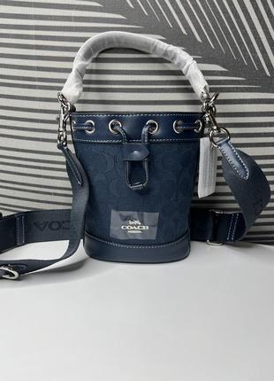Актуальна невелика сумка- відро coach