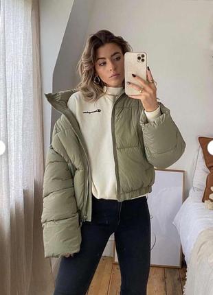 Укорочений пуховик куртка bershka
колір хакі