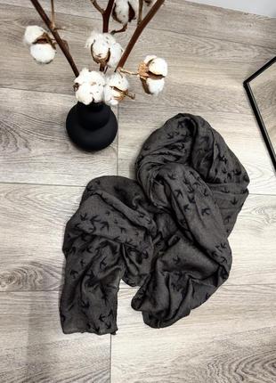 Шарф палантин pieces шерсть акрил коричневого кольору з принтом ластівка